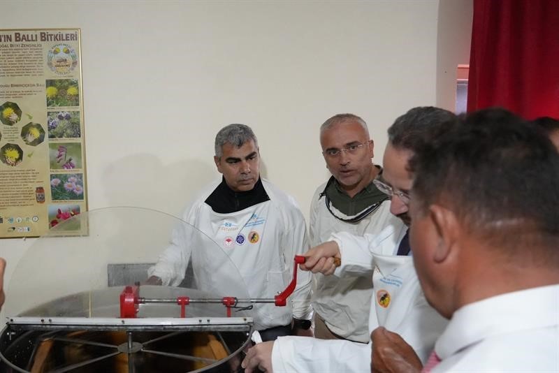 ARDAHAN’DA ÜRETİCİLERE ARICILIK, HAYVANCILIK VE ÇKS BİLGİLENDİRMESİ