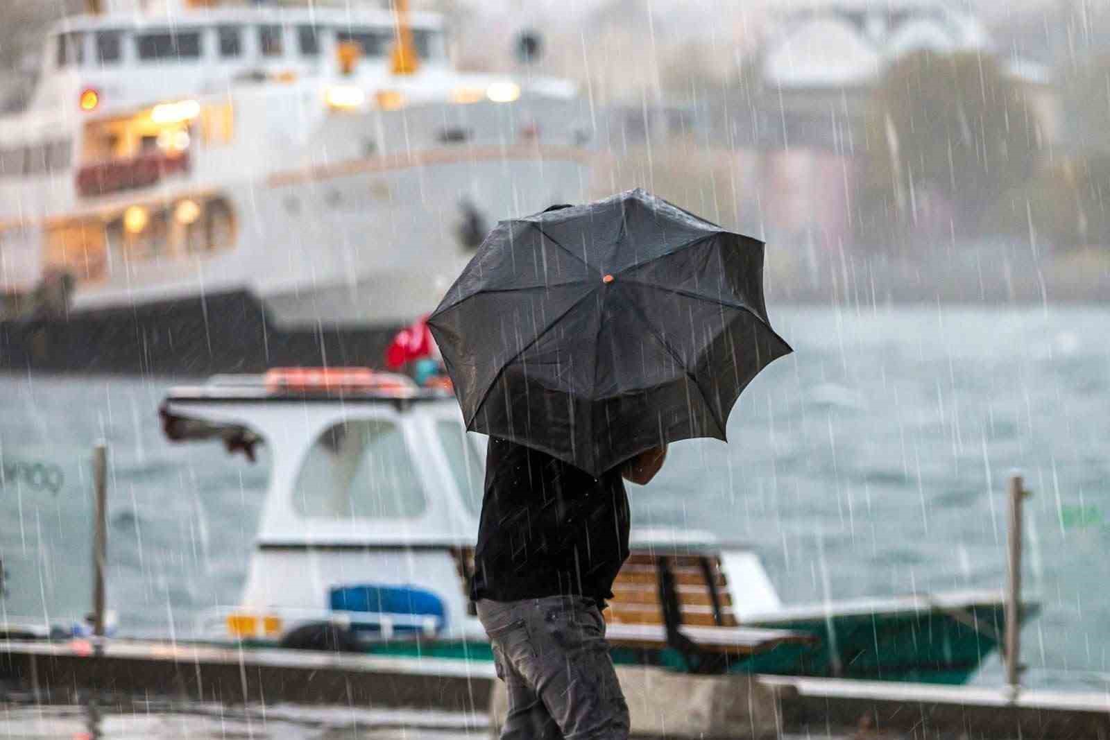 İSTANBUL İÇİN KUVVETLİ YAĞIŞ VE FIRTINA UYARISI