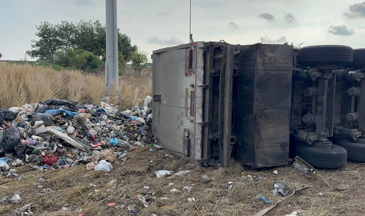 ADANA’DA ATIK YÜKLÜ TIR DEVRİLDİ: SÜRÜCÜ YARALANDI