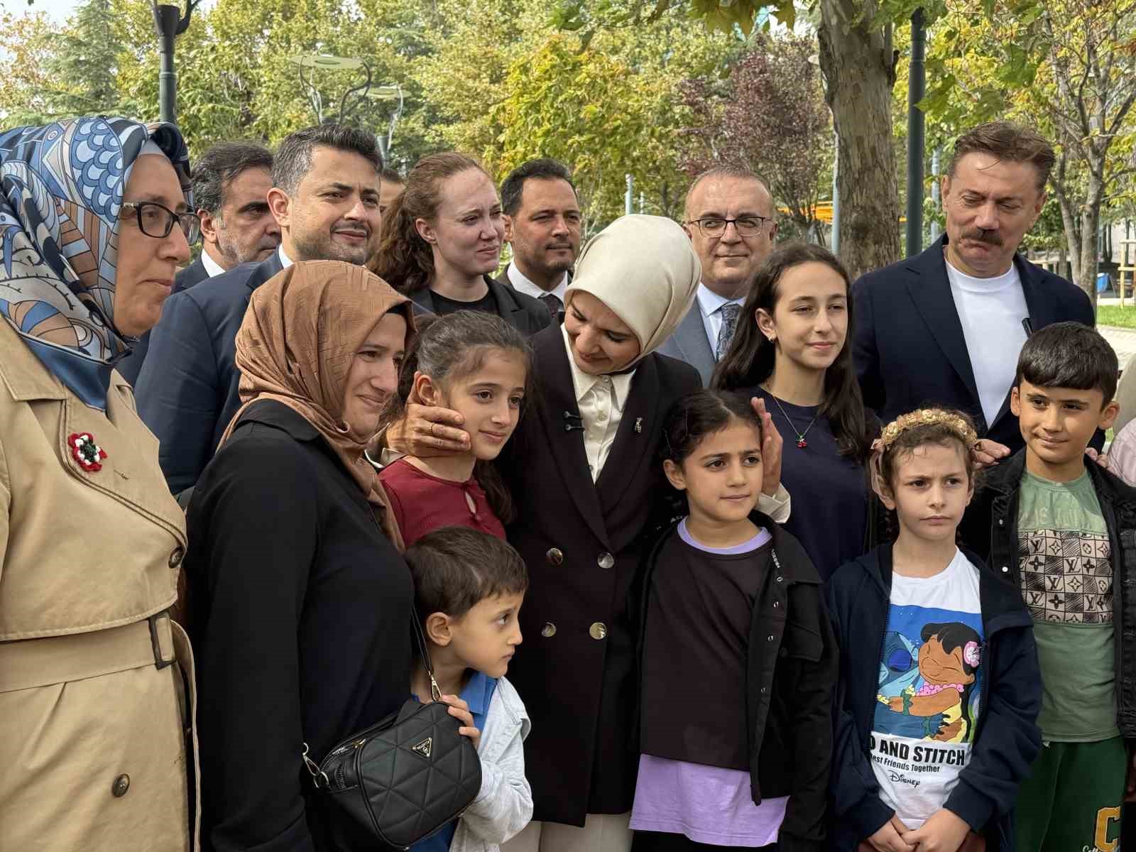 AİLE VE SOSYAL HİZMETLER BAKANI GÖKTAŞ, "TÜRKİYE YÜZYILI BULUŞMALARI" KAPSAMINDA ESNAF VE VATANDAŞLARLA BİR ARAYA GELDİ