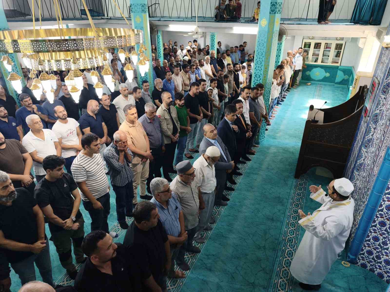 TATİL DÖNÜŞÜ YOLCULUK YAPTIKLARI GEMİNİN BATMASIYLA KAYBOLAN 6 VE 12 YAŞINDAKİ KARDEŞLER İÇİN GIYABİ CENAZE NAMAZI KILINDU