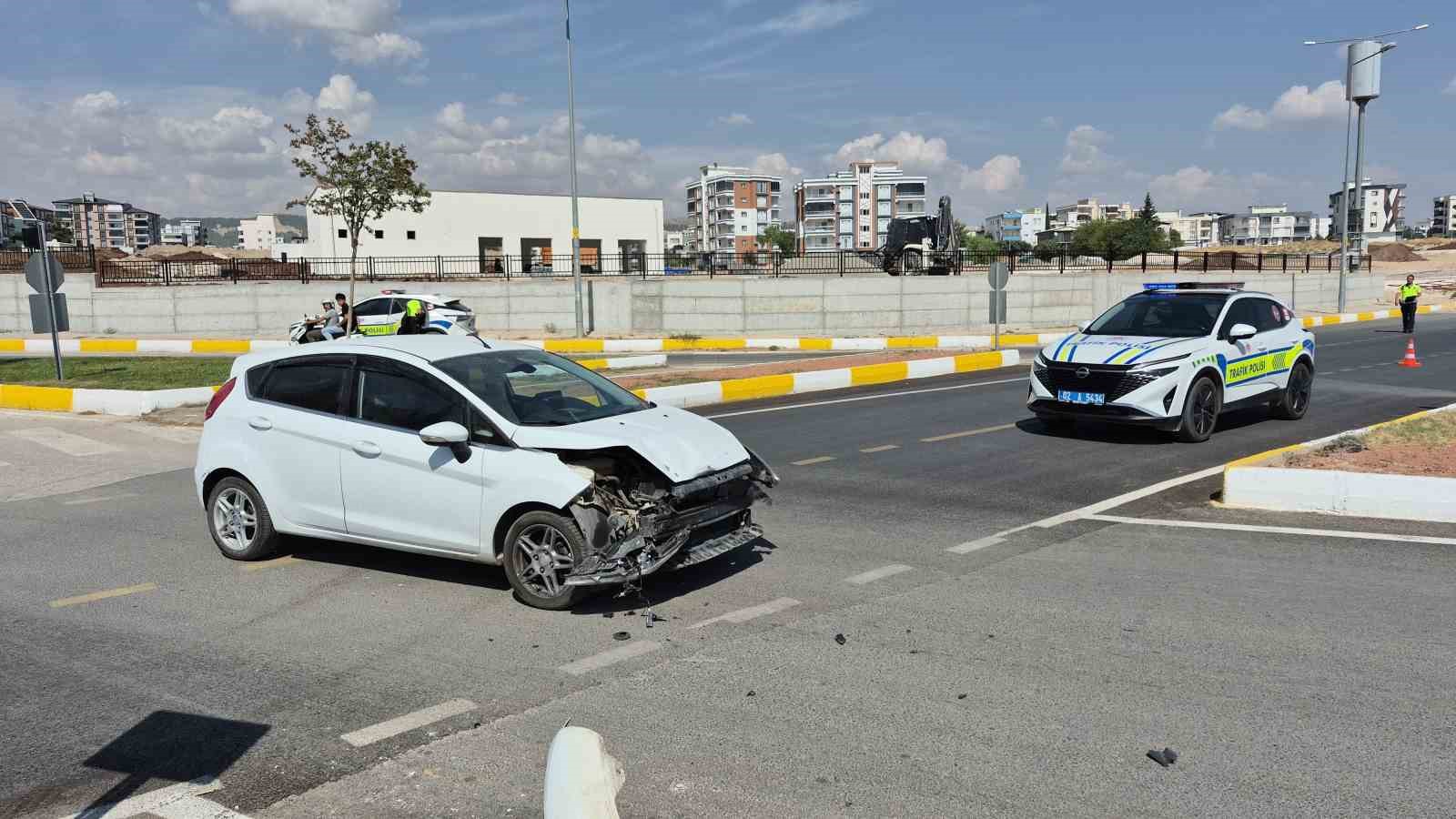 ADIYAMAN’DA İKİ OTOMOBİL ÇARPIŞTI: 3 YARALI