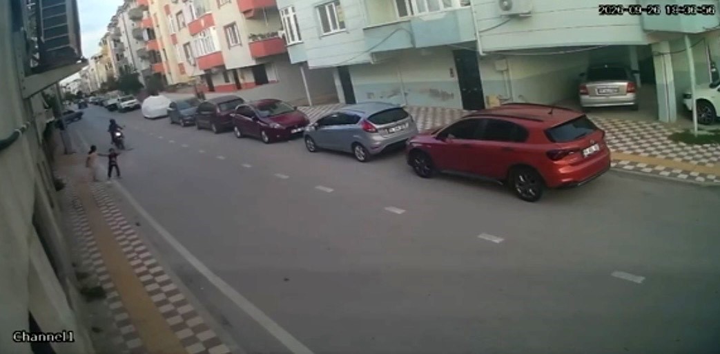 ANİDEN YOLA ÇIKAN ÇOCUĞA MOTOSİKLET ÇARPTI: KAZA ANI KAMERADA
