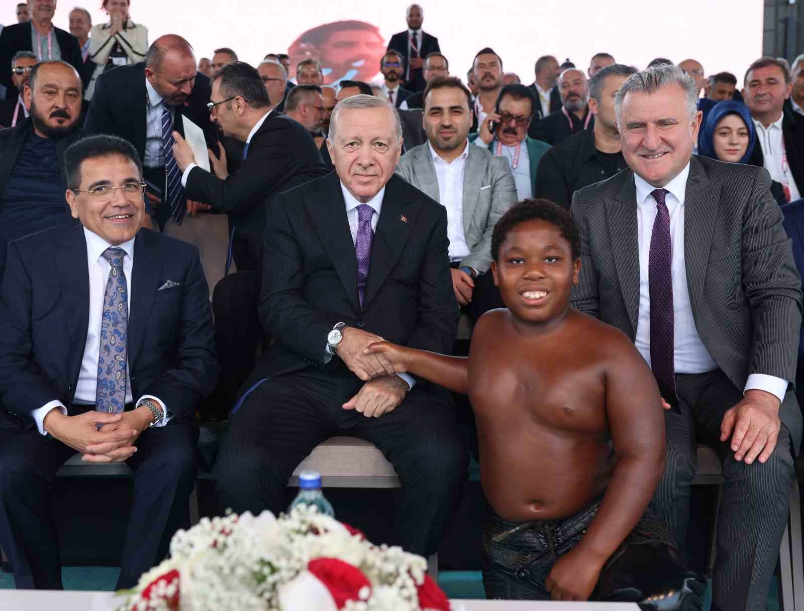 CUMHURBAŞKANI ERDOĞAN’IN SOHBET ETTİĞİ TANZANYALI MİNİK GÜREŞÇİ, O ANLARI ANLATTI