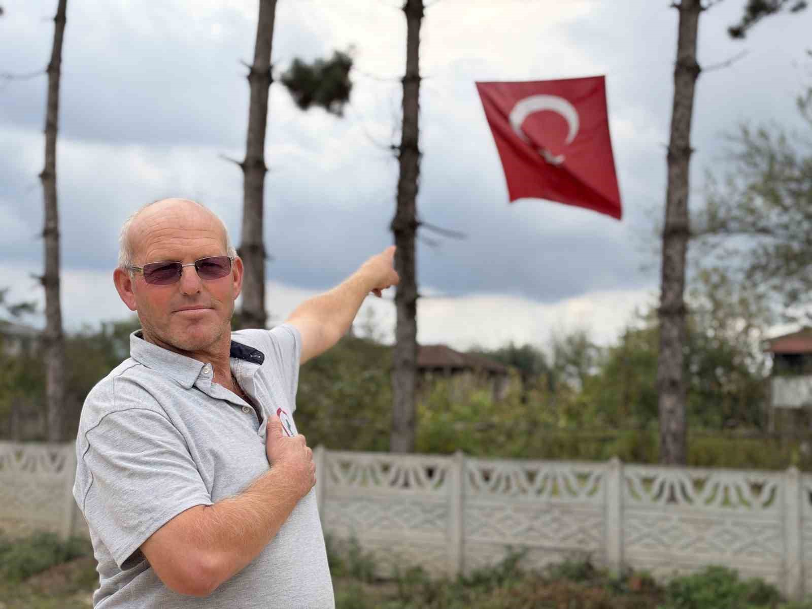 İŞ MAKİNESİNİN ÜZERİNE ÇIKIP TÜRK BAYRAĞINI DÜZELTTİ, ARDINDAN BÖYLE ÖPTÜ