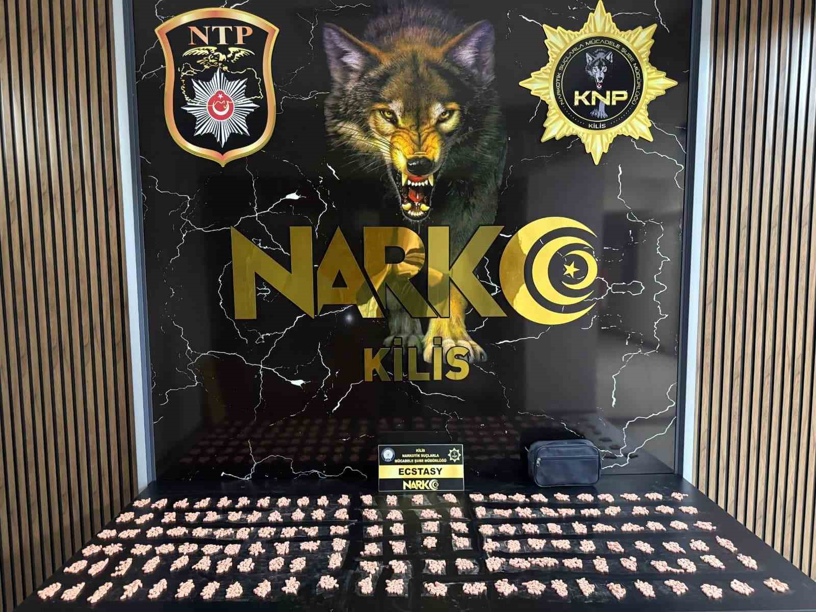 KİLİS’TE 3 BİN CAPTAGON HAPLA YAKALANAN 2 ŞÜPHELİ TUTUKLANDI