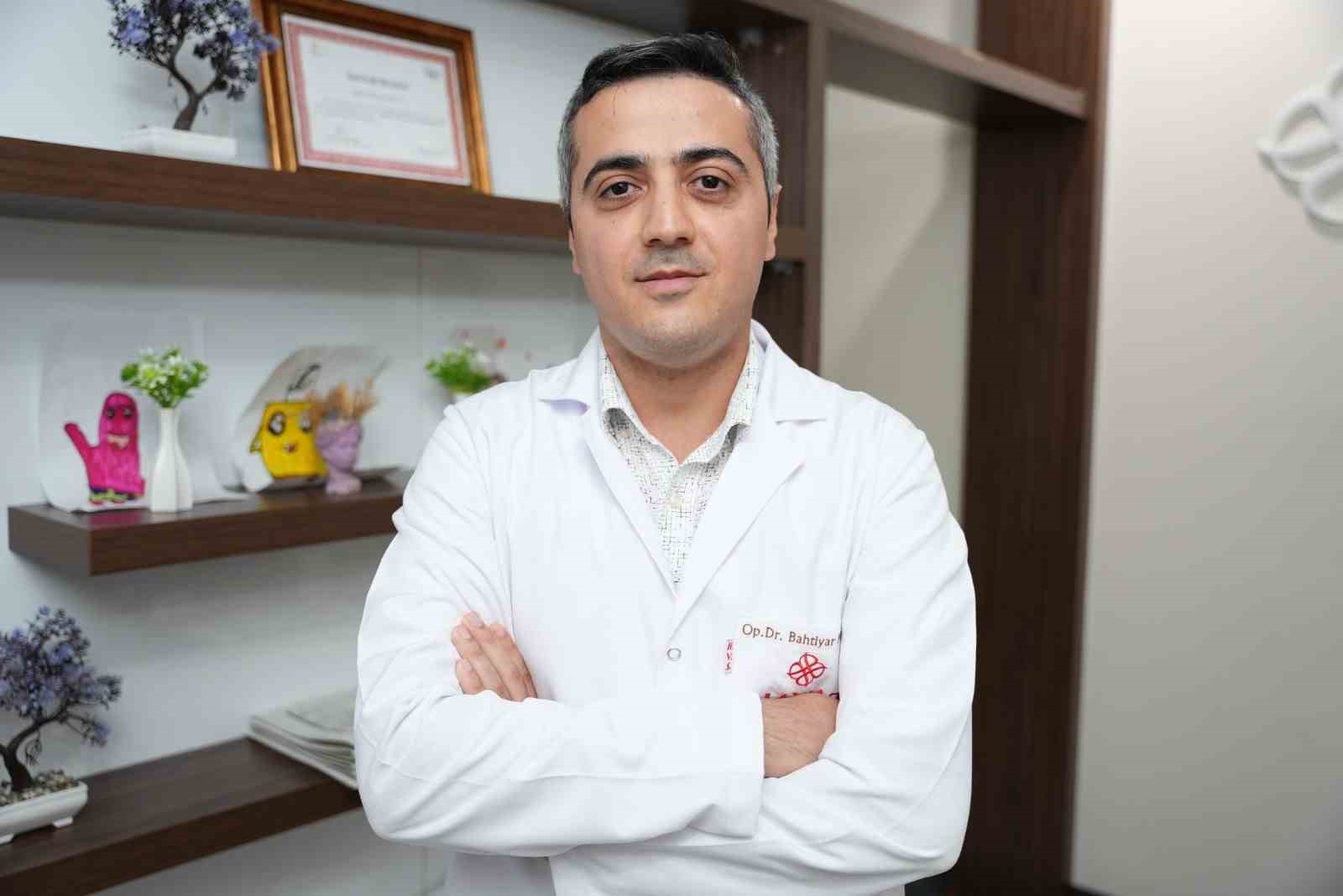 ÇOCUKLARDA GEÇMEYEN KARIN AĞRISI, APANDİSİT BELİRTİSİ OLABİLİR