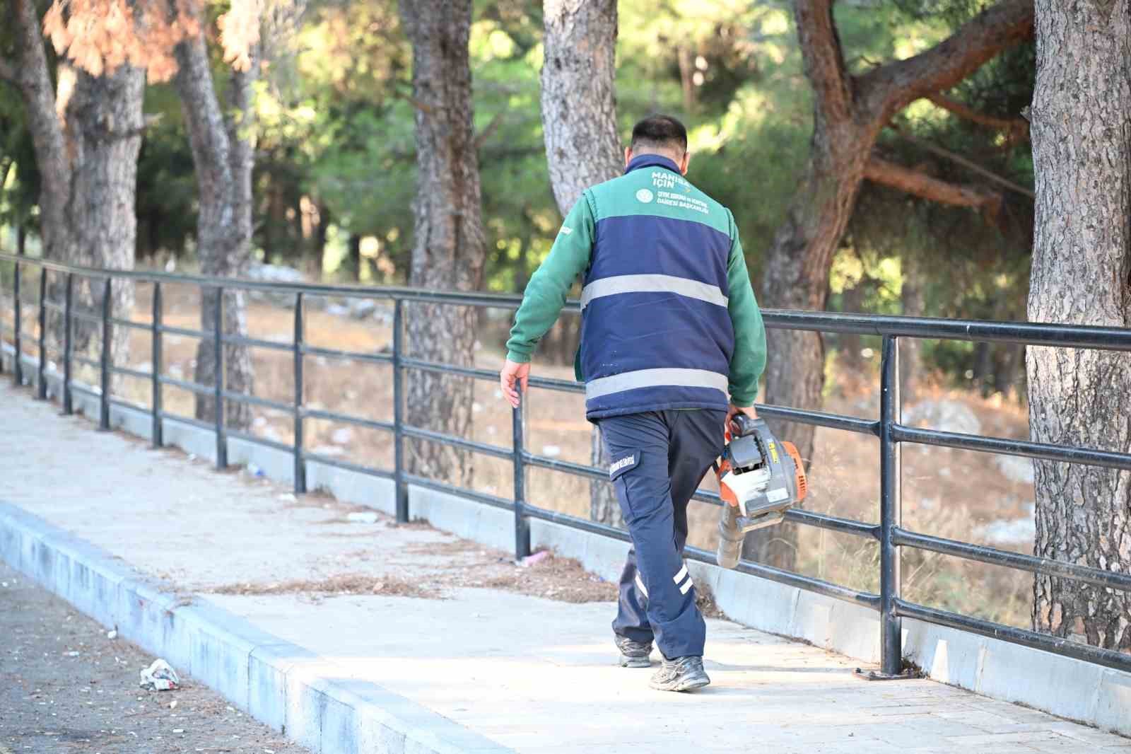 MANİSA’NIN TARİHİ VE DOĞAL GÜZELLİKLERİNE UZANAN YOLDA TEMİZLİK ÇALIŞMASI