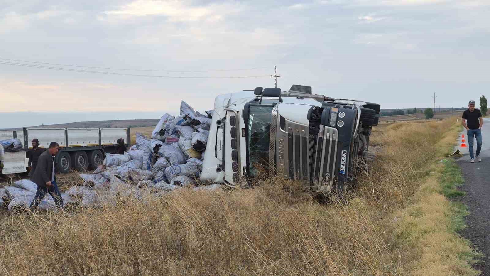 MEŞE KÖMÜRÜ YÜKLÜ TIR DEVRİLDİ, SÜRÜCÜSÜ YARALANDI