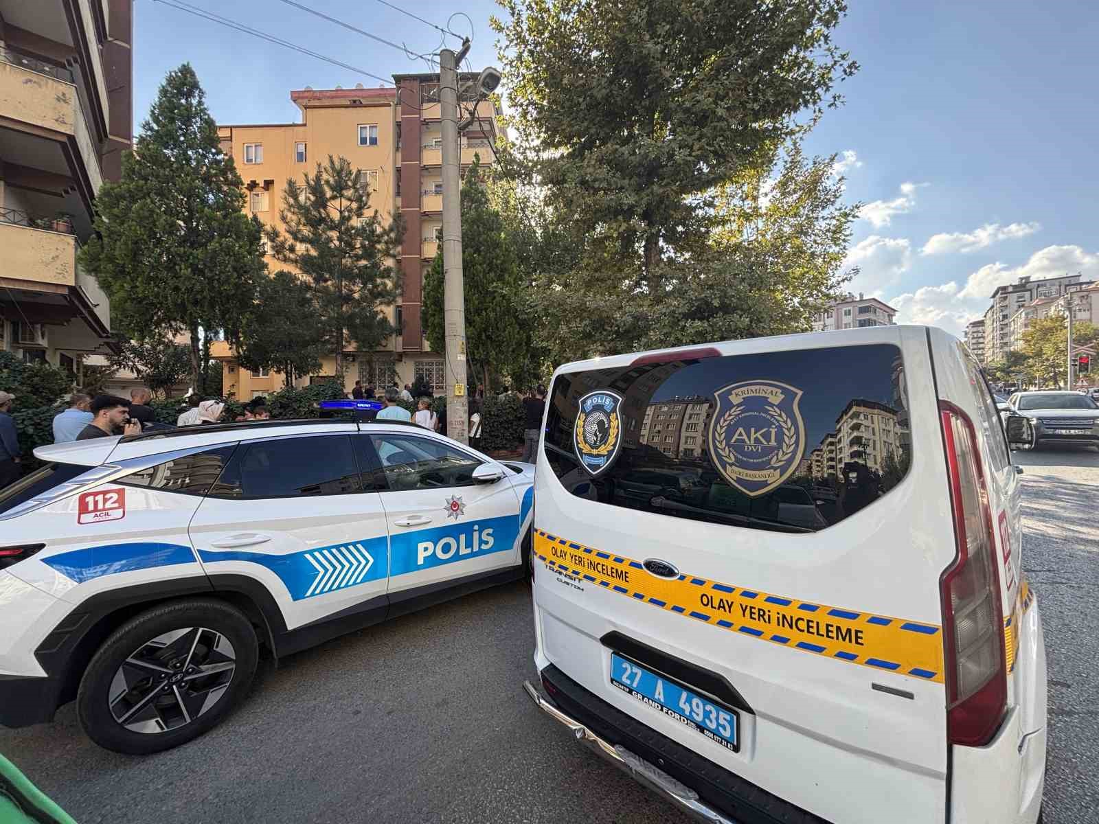 GAZİANTEP’TE BİR ŞAHIS EVDE TARTIŞTIĞI ARKADAŞINI ÖLDÜRÜP İNTİHAR ETTİ