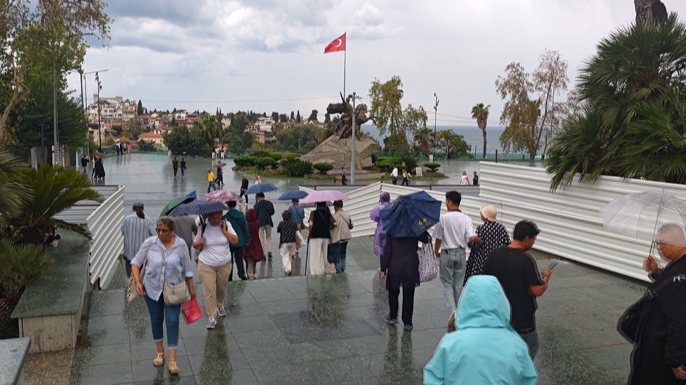 CUMHURİYET MEYDANI’NDA ŞEMSİYELER AÇILDI, TURİSTLER YAĞMURA RAĞMEN GEZİLERİNİ SÜRDÜRDÜ