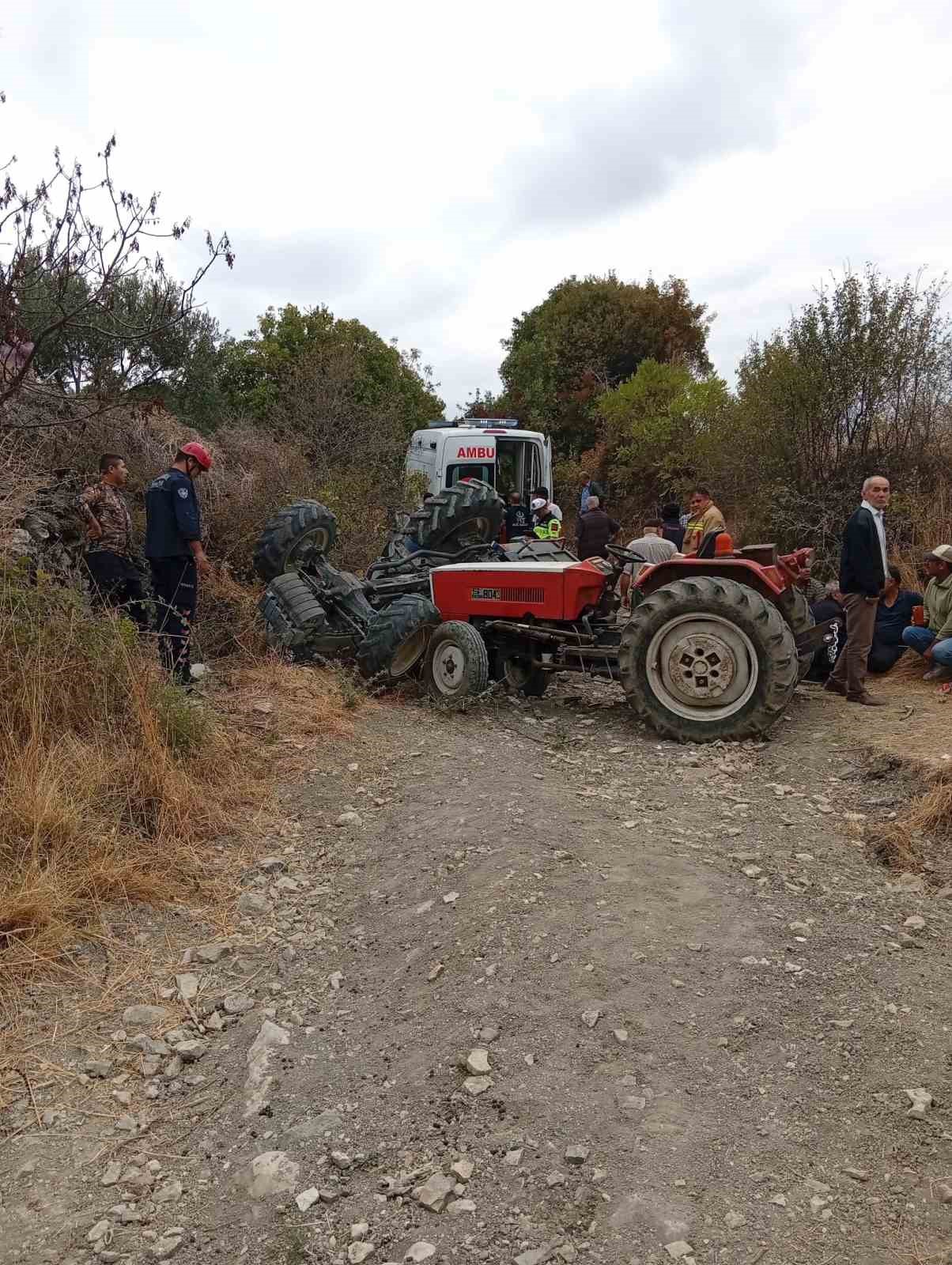 MANİSA’DA TRAKTÖR DEVRİLDİ: 2 ÖLÜ, 3 YARALI