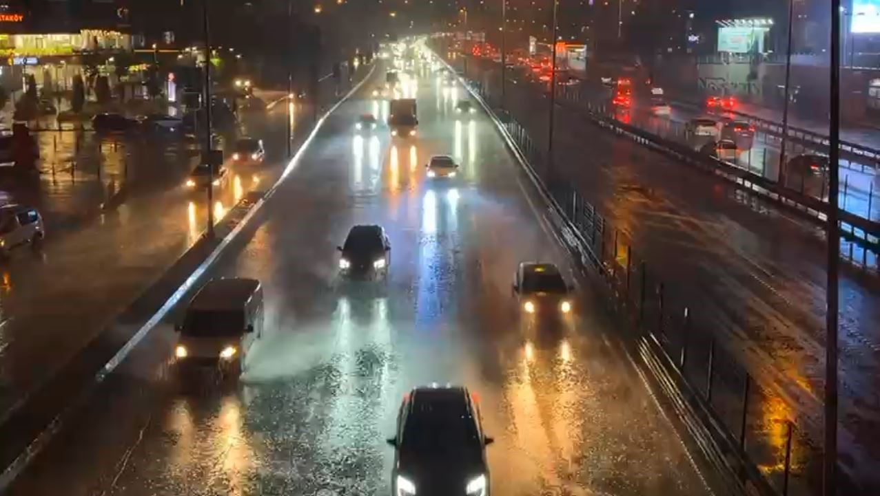 İSTANBUL’DA YAĞMUR ETKİLİ OLMAYA BAŞLADI