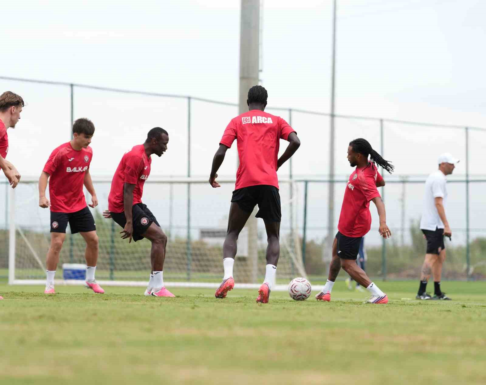 ÇORUM FK’NIN ANTALYA KAMPI SÜRÜYOR
