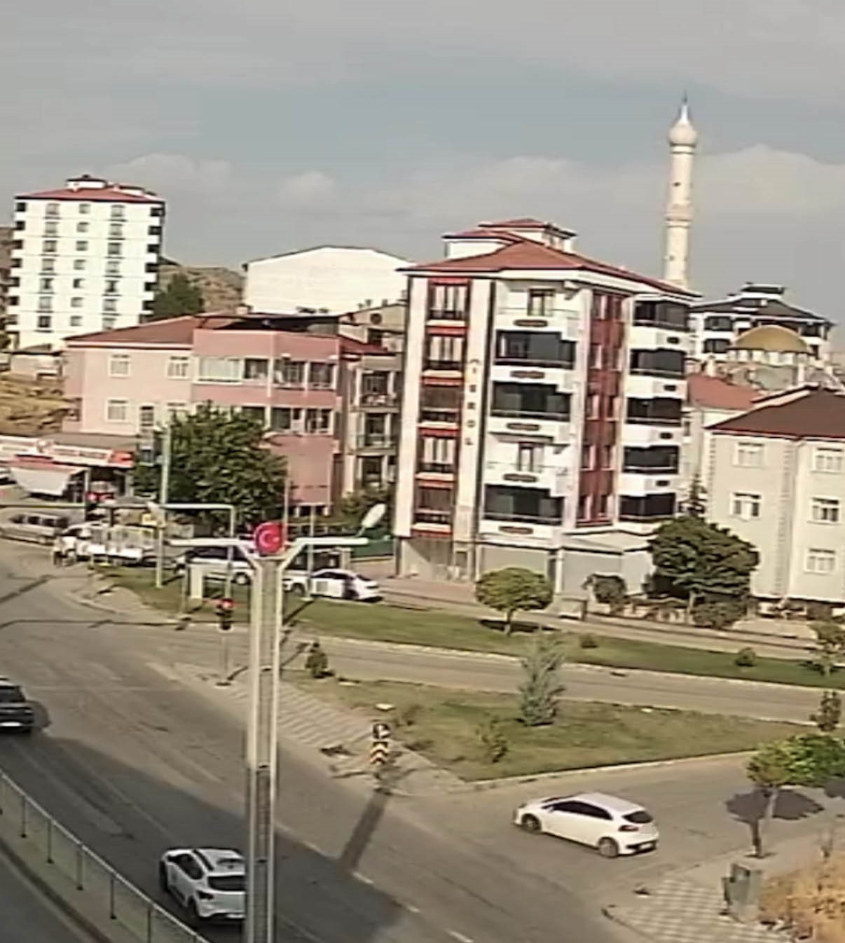 EL FRENİ ÇEKİLMEDEN BIRAKILAN OTOMOBİL CADDE BOYU İLERLEYİP TARLAYA UÇTU