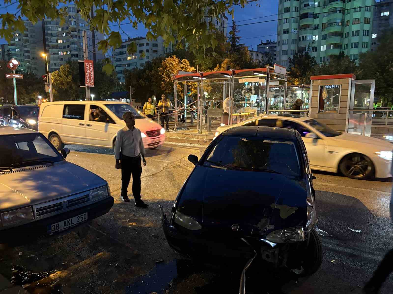 KAYSERİ’DE OTOMOBİL TRAMVAY DURAĞINA ÇARPTI: 1 YARALI