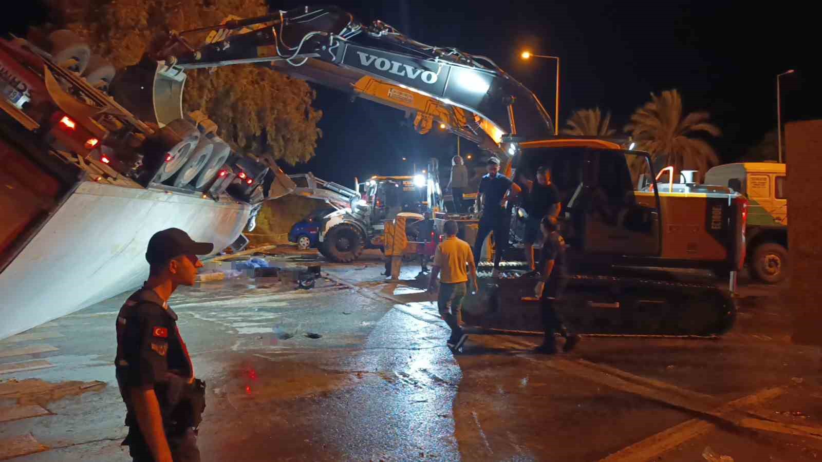 ANTALYA’DA TIR DEVRİLDİ: DURAKTA BEKLEYEN 2 KİŞİ HAYATINI KAYBETTİ