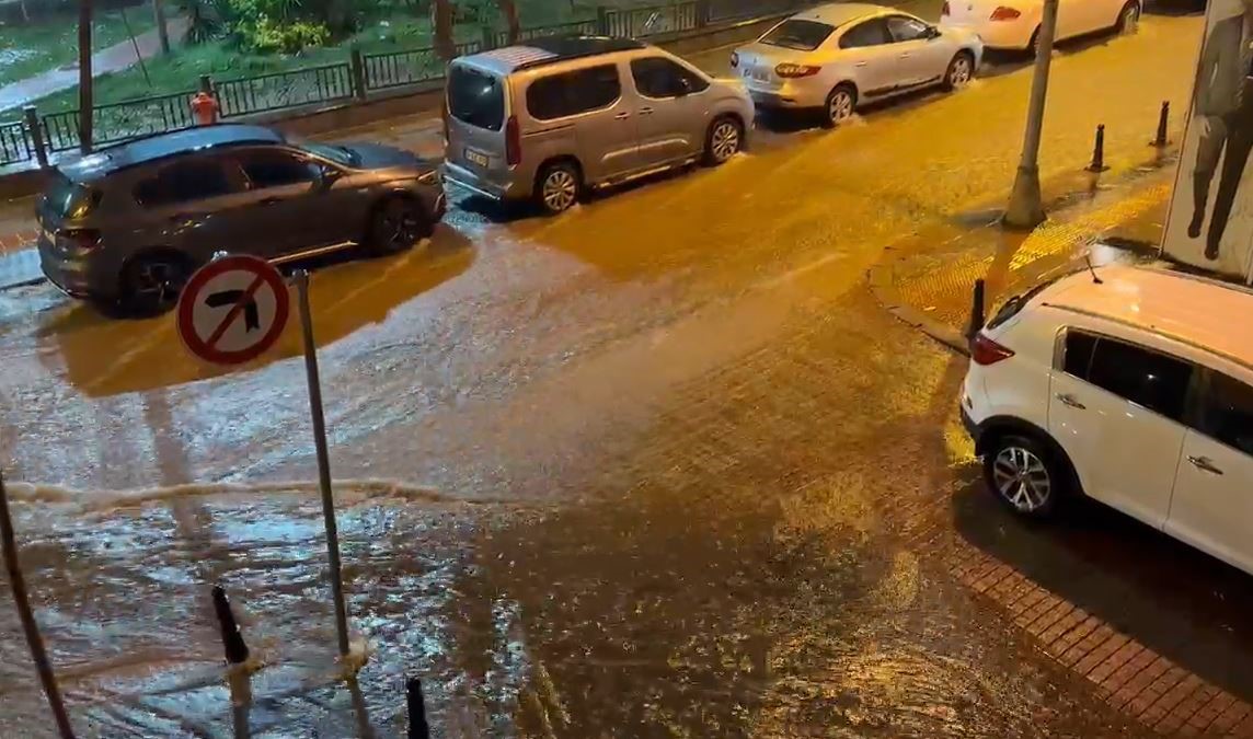 İSTANBUL’DA YOLLAR GÖLE DÖNDÜ