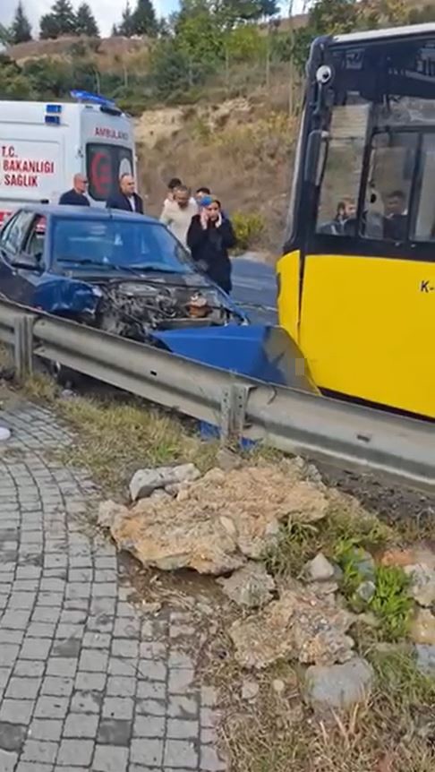 BAŞAKŞEHİR’DE İETT OTOBÜSÜ OTOMOBİLLE ÇARPIŞTI: 3 YARALI