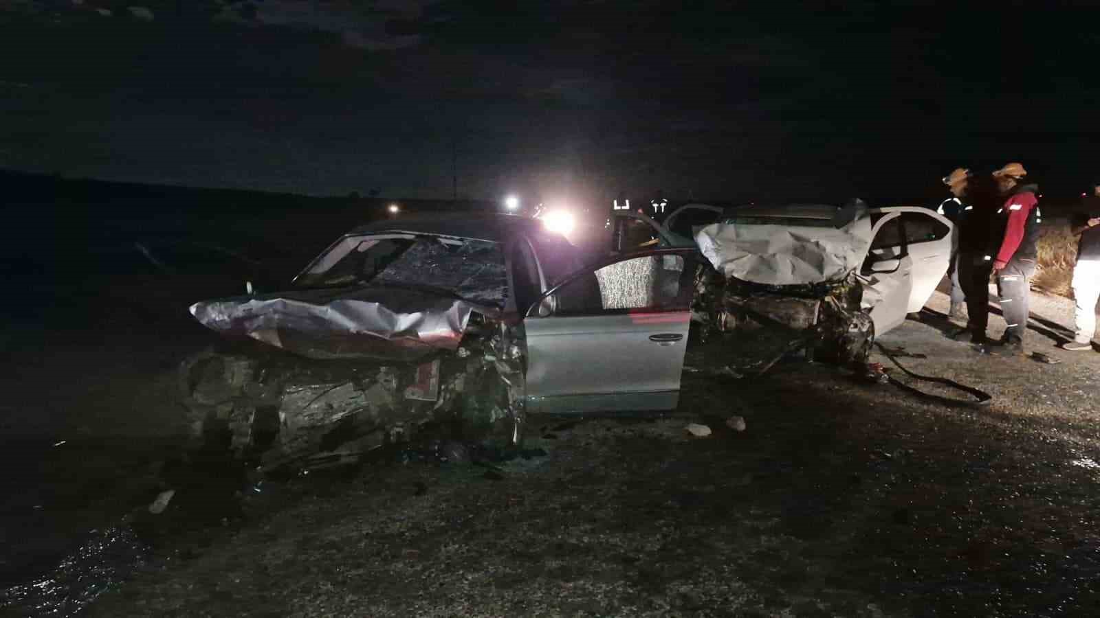 KARAMAN’DA İKİ OTOMOBİL KAFA KAFAYA ÇARPIŞTI: 2 ÖLÜ, 5 YARALI