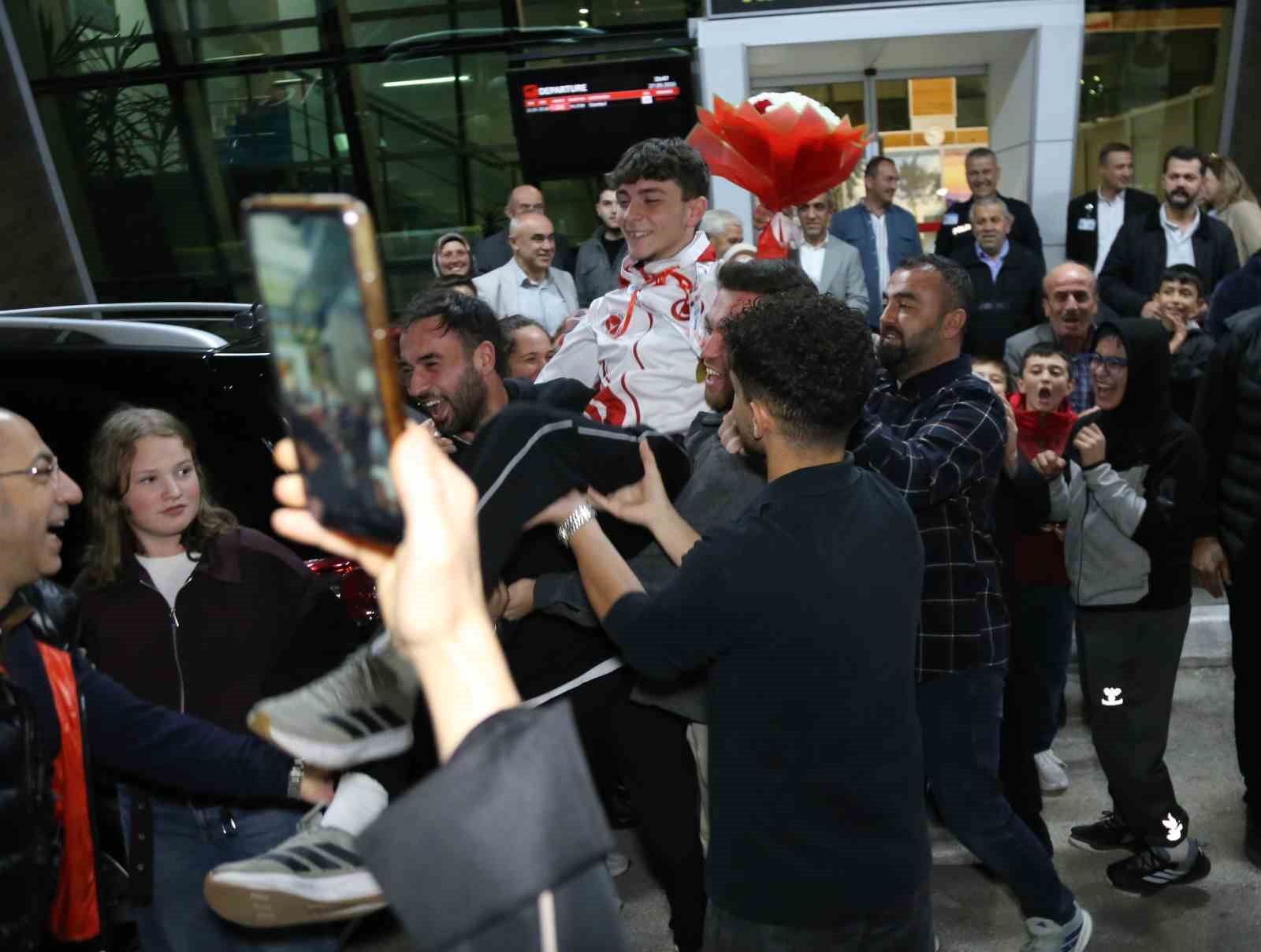 İSRAİLLİ RAKİBİNİ YENEREK DÜNYA ŞAMPİYONU OLAN MİLLİ SPORCUYA COŞKULU KARŞILAMA