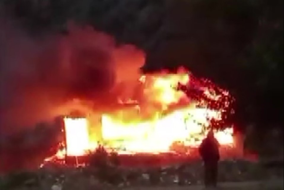 AMASYA’DA AHŞAP EV ALEV ALEV YANDI