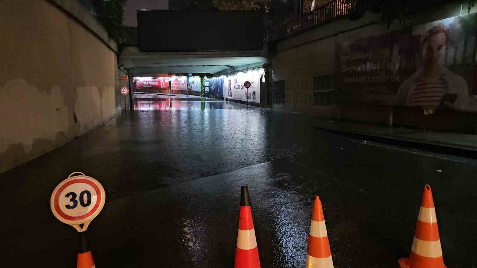 TAKSİM’DE BEKLENEN SAĞANAK BİR ANDA BASTIRDI: ZİNCİRLİKUYU ALT GEÇİDİNİ SU BASTI