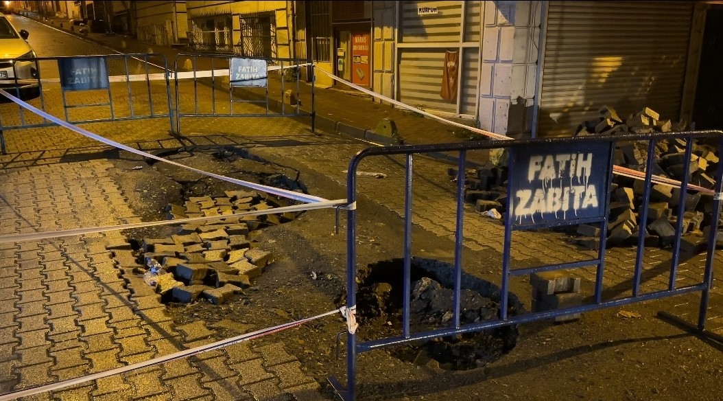 FATİH’TE YAĞMUR SONRASI YOL ÇÖKTÜ: KAMYON VE OTOMOBİL ÇUKURA GİRDİ