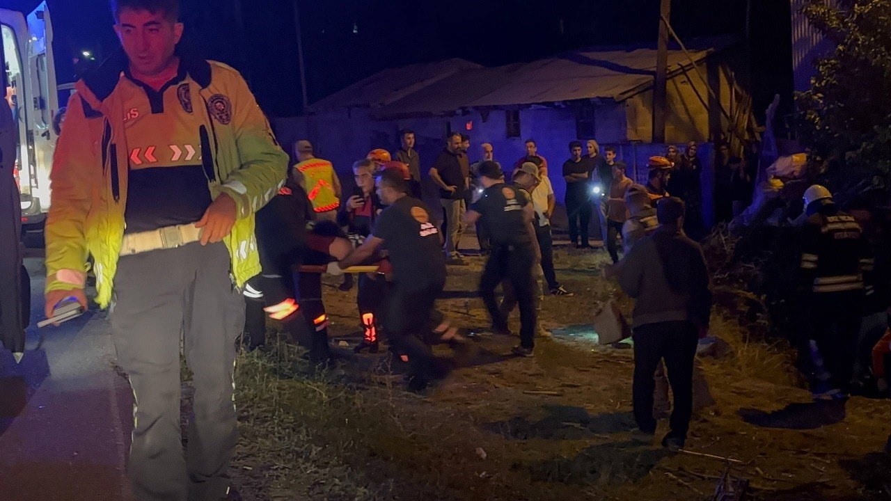ERZİNCAN’DA OTOMOBİLİN TAKLA ATTIĞI KAZADA KARI-KOCA YARALANDI