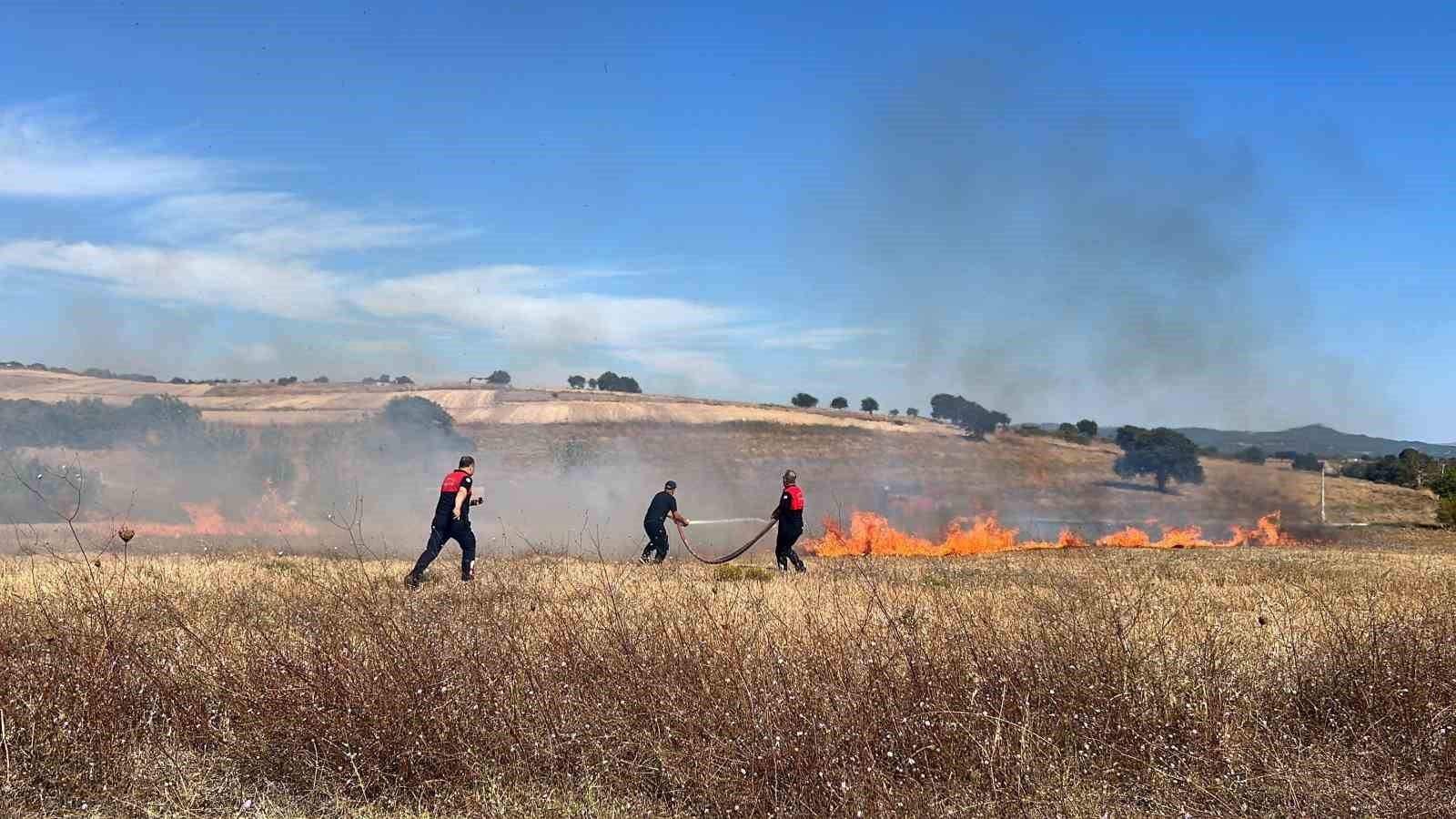 ÇANAKKALE’DE ÖZEL BAKIM MERKEZİ YAKINLARINDA KORKUTAN OT YANGINI
