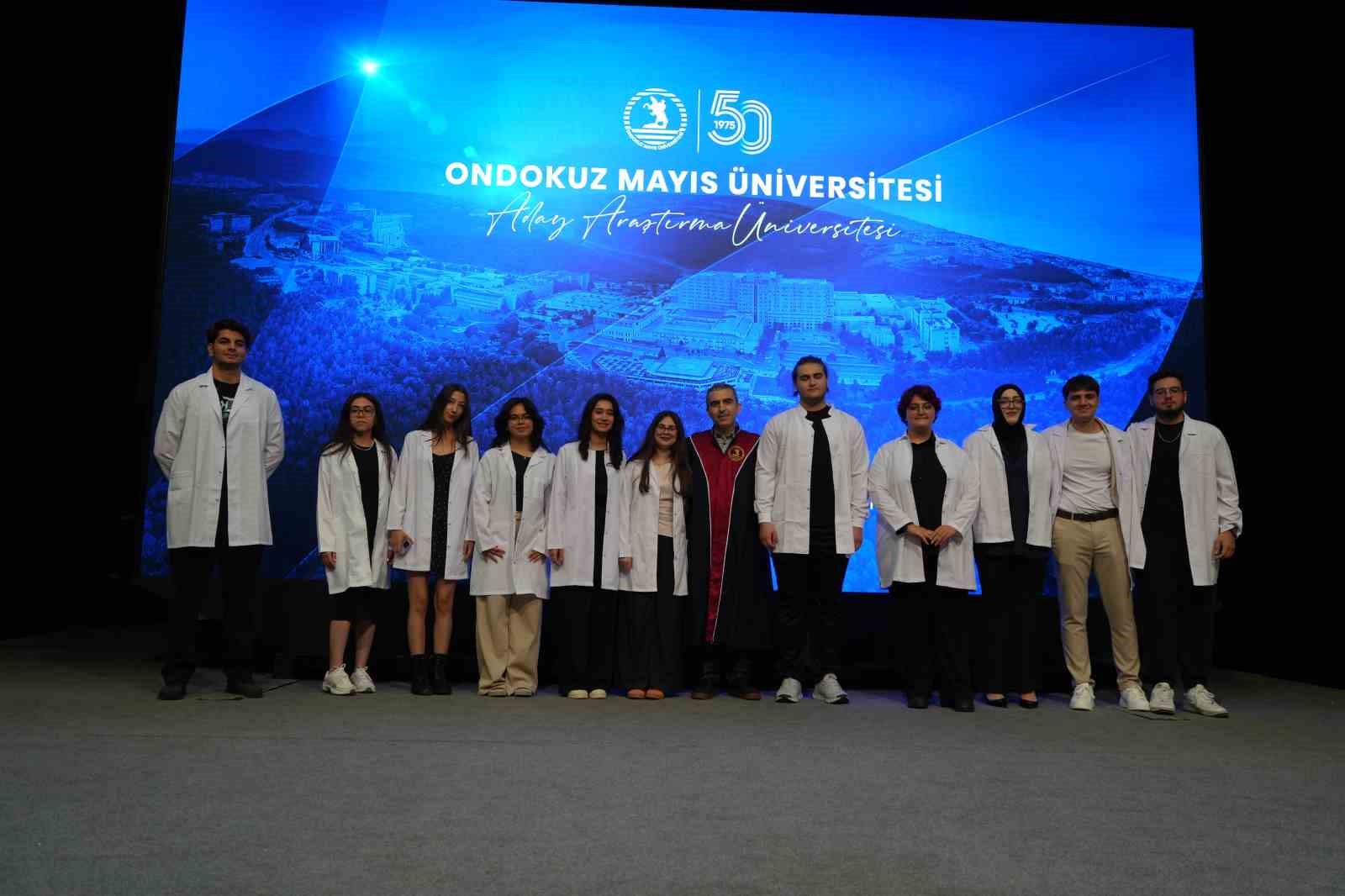 OMÜ TIP FAKÜLTESİNDE 250 ÖĞRENCİ BEYAZ ÖNLÜK GİYDİ