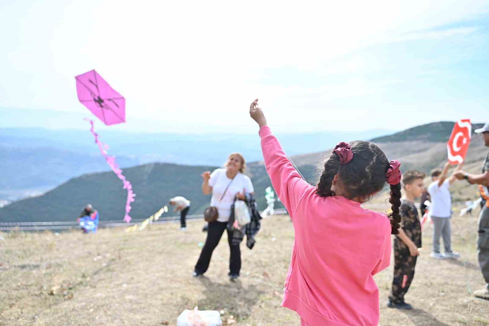 BURSA’DA ÇOCUKLARIN UÇURTMA COŞKUSU GÖKYÜZÜNÜ RENKLENDİRDİ