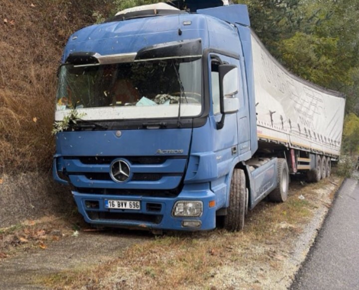 İNEGÖL’DE ŞEKER YÜKLÜ TIR YAĞMUR SUYU KANALINA UÇTU