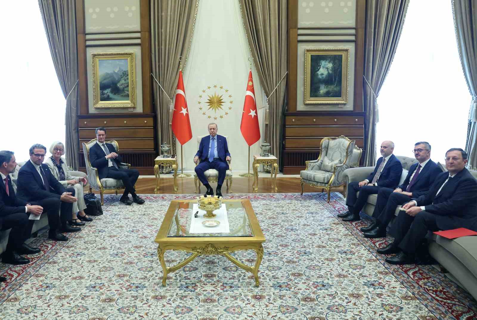 CUMHURBAŞKANI ERDOĞAN, ALMANYA KUZEY REN-VESTFALYA EYALETİ BAŞBAKANI WÜST’Ü KABUL ETTİ