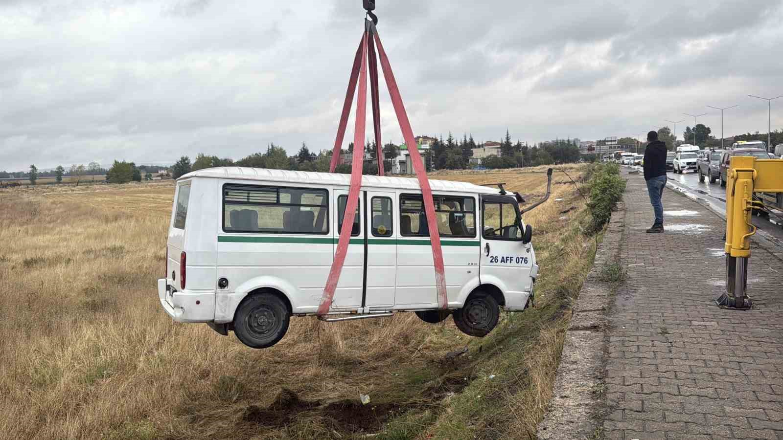 KAZAYA KARIŞAN MİNİBÜS TARLAYA UÇTU, 1 KİŞİ YARALANDI