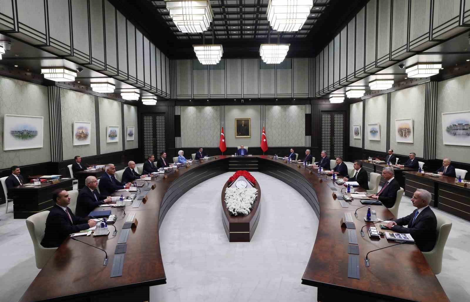 KABİNE TOPLANTISI, CUMHURBAŞKANI RECEP TAYYİP ERDOĞAN’IN BAŞKANLIĞINDA BEŞTEPE’DE BAŞLADI.