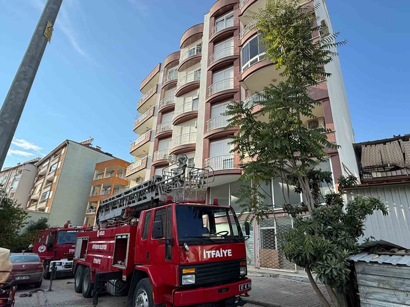 ANTALYA’DA BALKONDA ÇIKAN YANGIN KORKUTTU