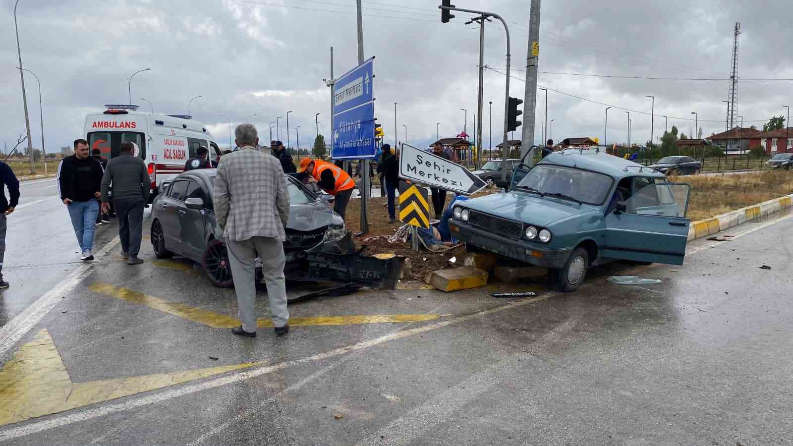 KÜTAHYA’DA İKİ OTOMOBİL ÇARPIŞTI: 2 ÖLÜ, 8 YARALI