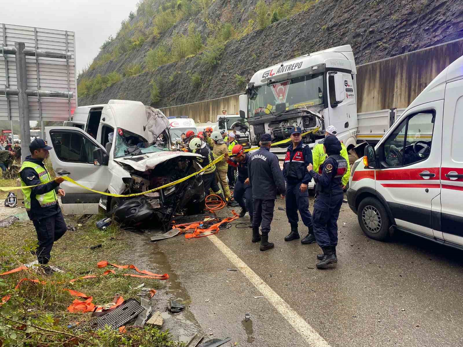 BARTIN-KARABÜK YOLUNDA TIR İLE MİNİBÜS ÇARPIŞTI: 1 ÖLÜ, 11 YARALI