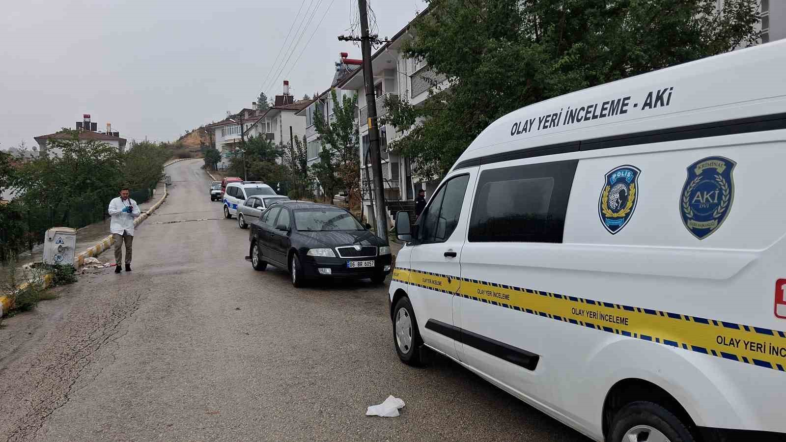 OTOMOBİLİNDEN İNDİKTEN SONRA YERE DÜŞEN ŞAHIS HAYATINI KAYBETTİ