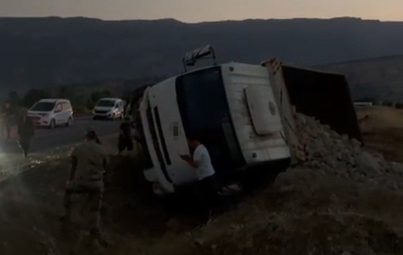 HAKKARİ’DE FRENİ BOŞALAN KAMYONET DEVRİLDİ: 1 YARALI