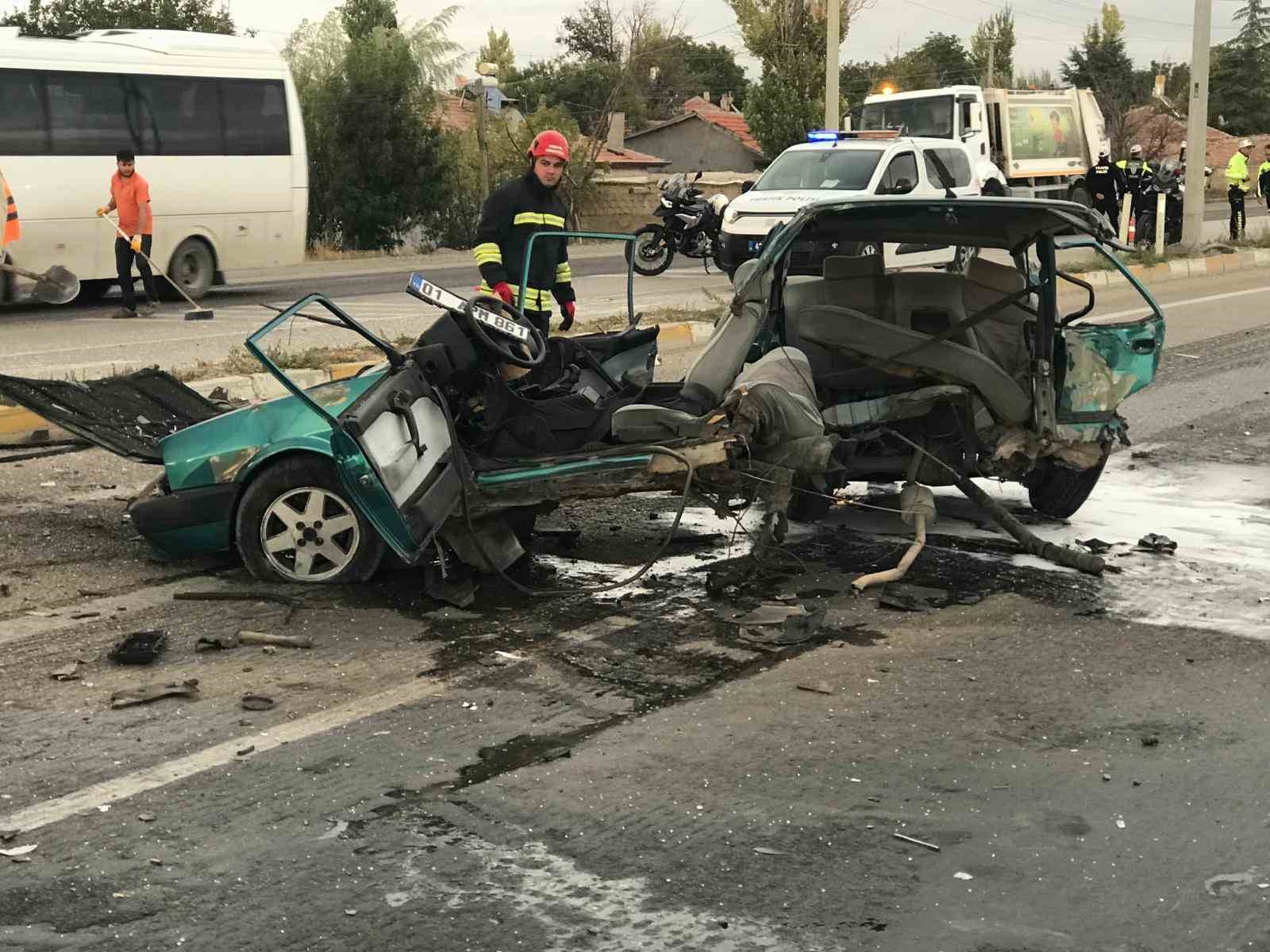 HAFİF TİCARİ ARACIN ÇARPTIĞI FİAT TOFAŞ OTOMOBİL İKİYE BÖLÜNDÜ: 2 YARALI