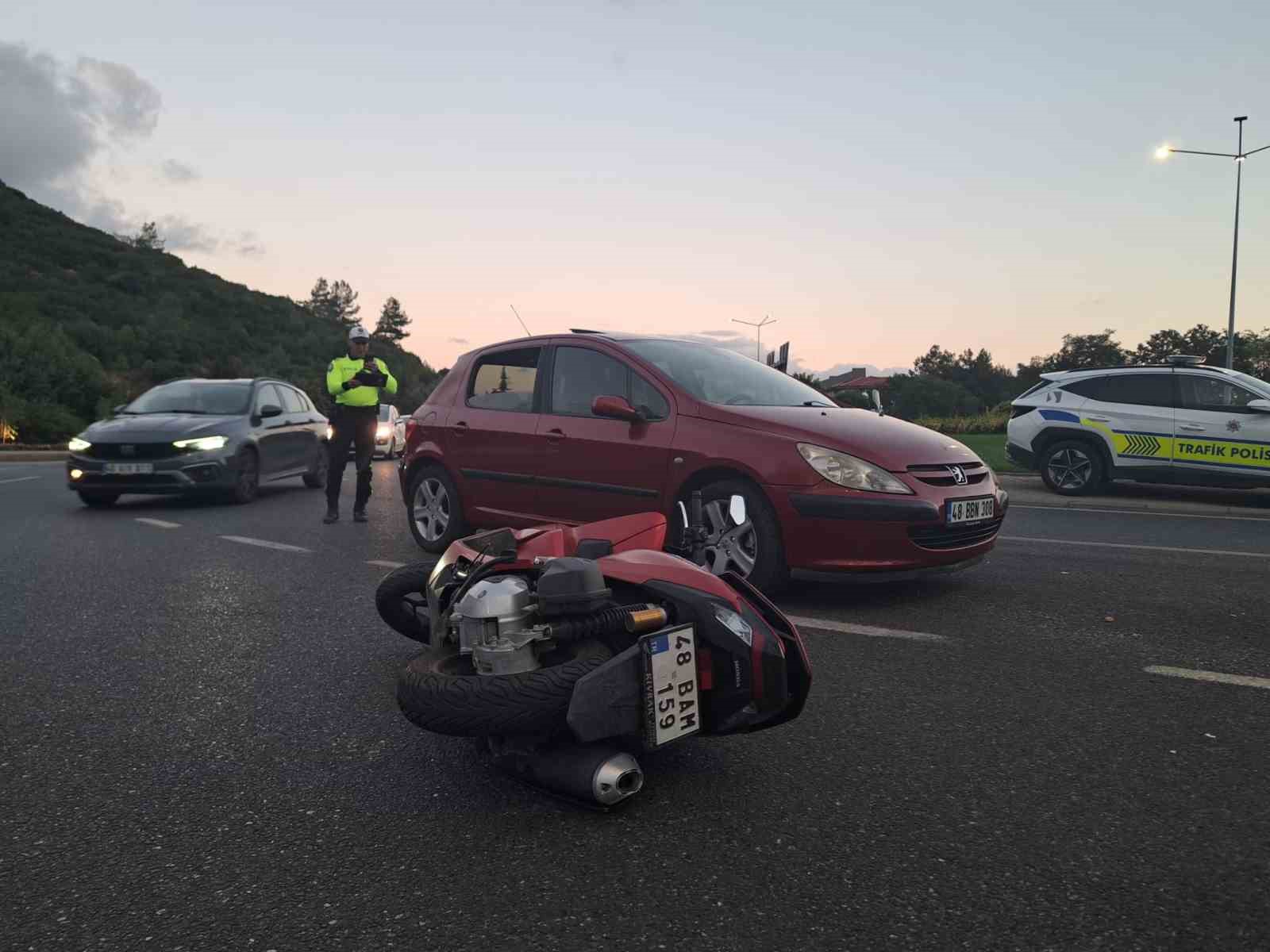 MUĞLA’DA OTOMOBİL İLE MOTOSİKLET ÇARPIŞTI: 1 YARALI