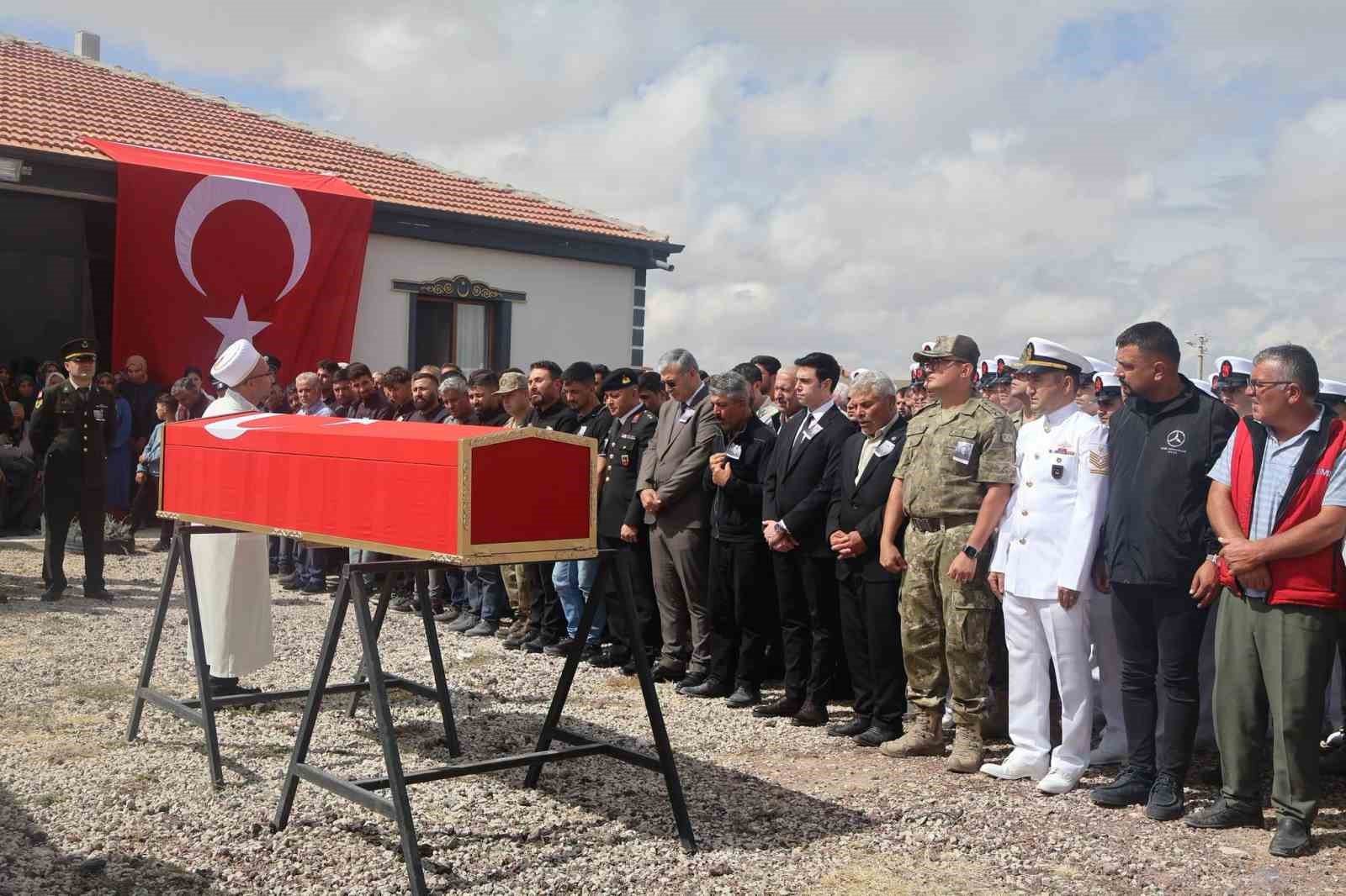 DÜĞÜNDE İSABET EDEN KURŞUNLA HAYATINI KAYBEDEN UZMAN ÇAVUŞ SON YOLCULUĞUNA UĞURLANDI