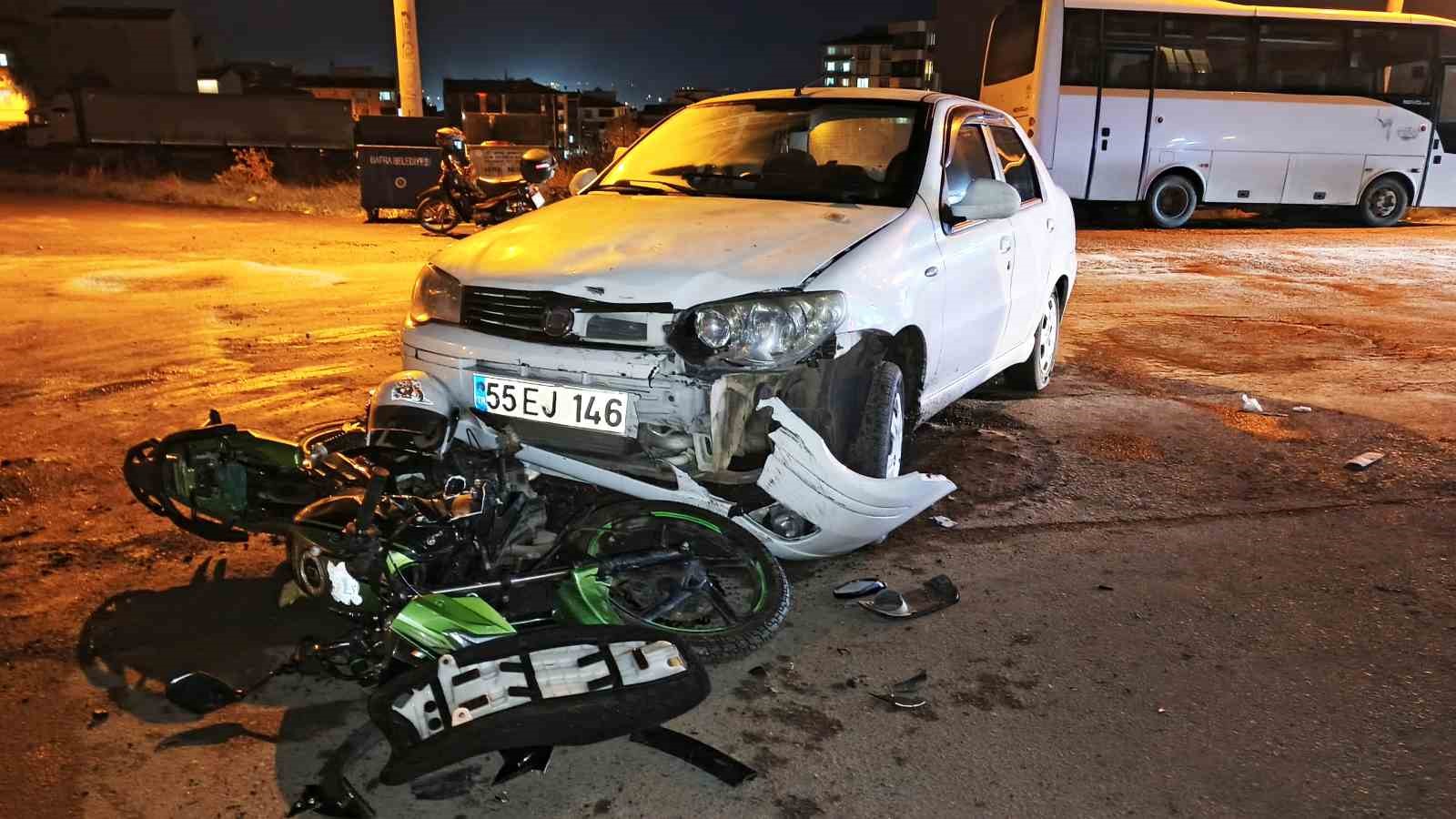 BAFRA’DA OTOMOBİL İLE MOTOSİKLET ÇARPIŞTI: 3 YARALI