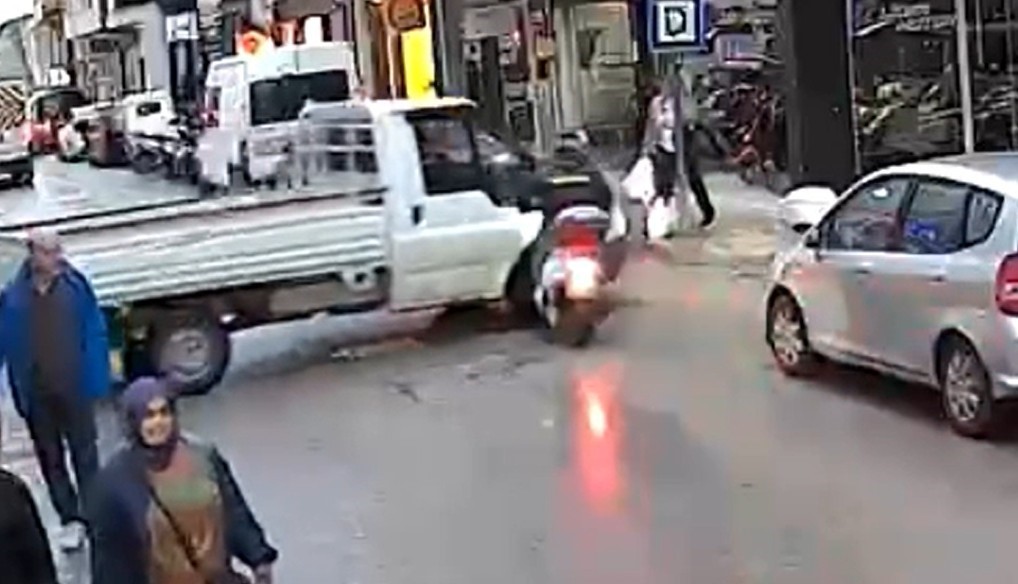 SİNOP’TA MOTOSİKLET KAMYONETE ÇARPTI: 1 YARALI