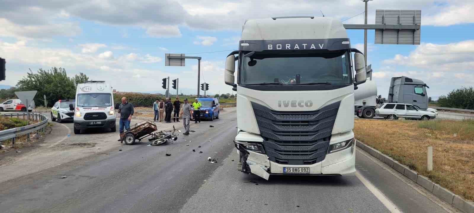 MANİSA’DA SEPETLİ MOTOSİKLET TIRLA ÇARPIŞTI: 1 ÖLÜ