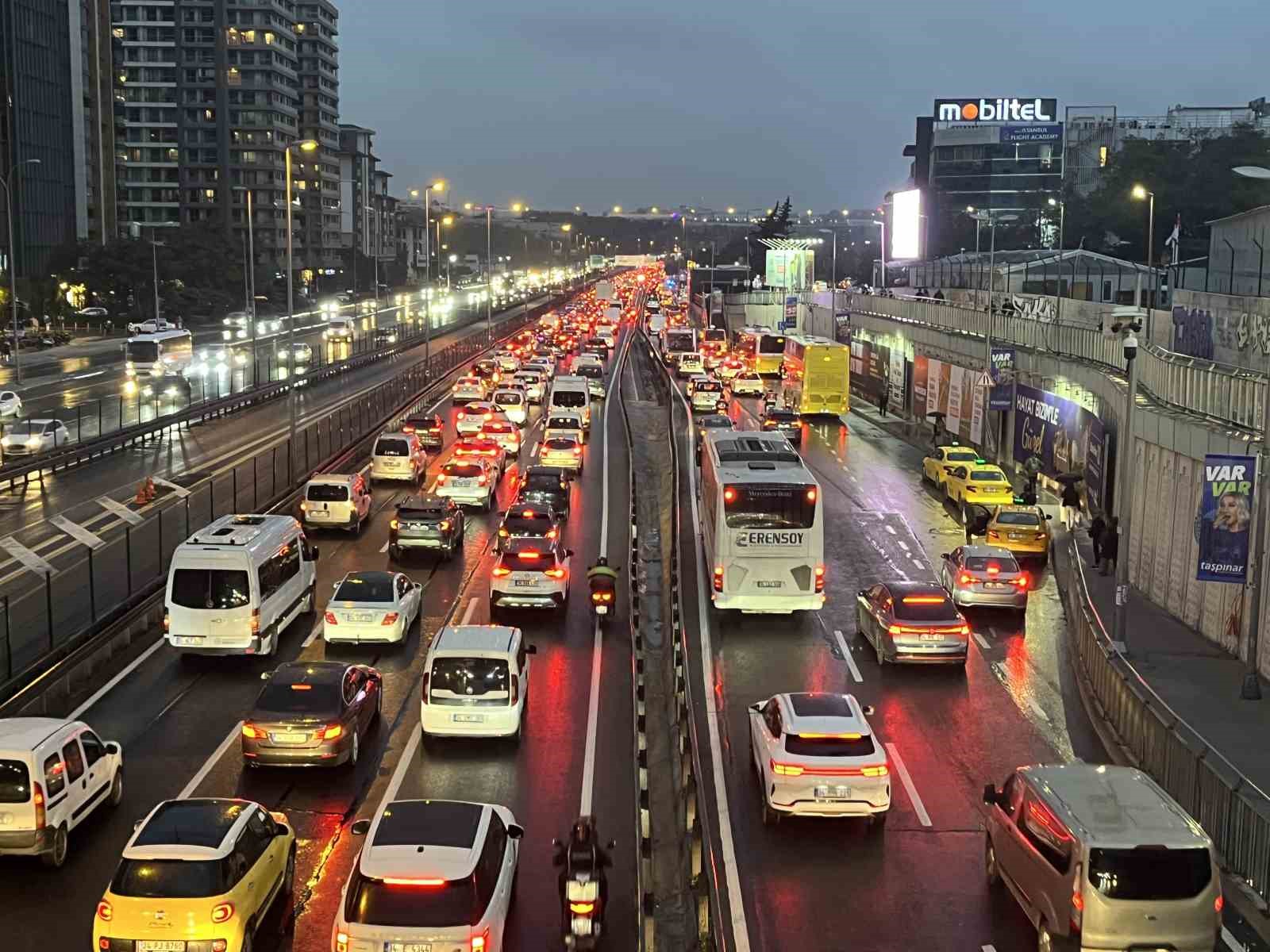 İSTANBUL’DA TRAFİK YOĞUNLUĞU YÜZDE 76’YA ULAŞTI
