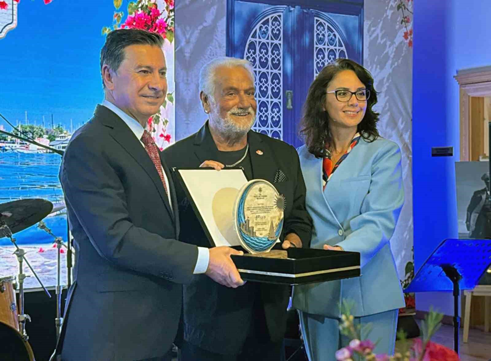 FEDON’A MUĞLA BÜYÜKŞEHİR VE BODRUM BELEDİYESİNDEN FAHRİ TURİZM ELÇİLİĞİ BERATI VE PLAKETİ