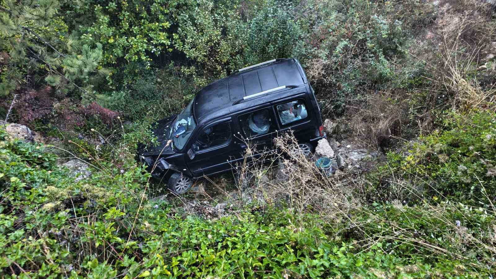 YAĞIŞ NEDENİYLE KONTROLDEN ÇIKAN HAFİF TİCARİ ARAÇ ŞARAMPOLE UÇTU: 1 YARALI